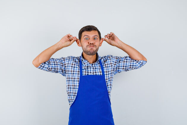 男士穿着蓝色围裙和衬衫的年轻男厨师帅哥衬衫成人