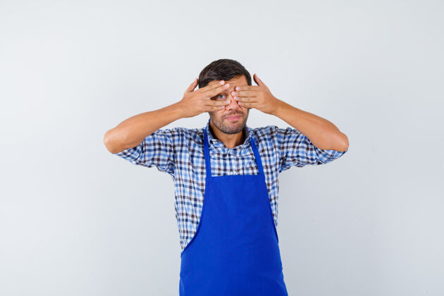 厨师穿着蓝色围裙和衬衫的年轻男厨师男士男士成人