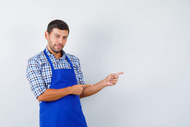 围裙穿着蓝色围裙和衬衫的年轻男厨师男士帅哥衬衫