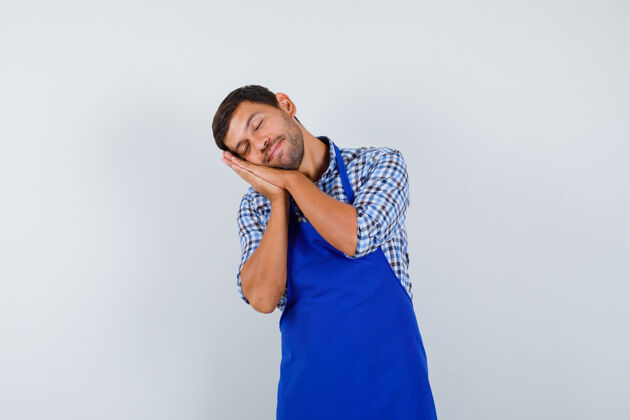 衬衫穿着蓝色围裙和衬衫的年轻男厨师男士围裙男士