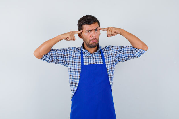 衬衫穿着蓝色围裙和衬衫的年轻男厨师成人制服男士