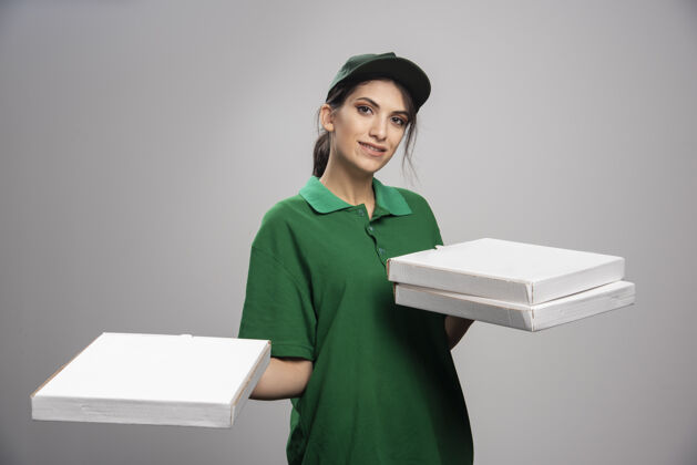 承运人送披萨的女人女人快递职业