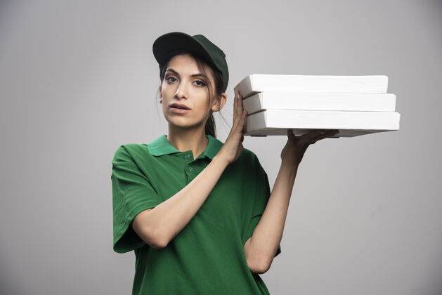 女性送披萨的女人工人雇员工作