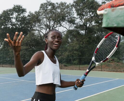 练习打网球的女人运动网球场快乐