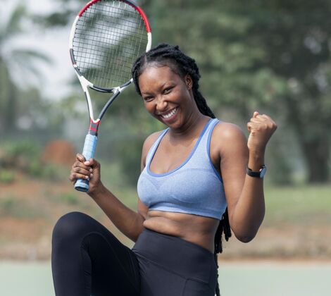 运动打网球的女人笑脸快乐练习