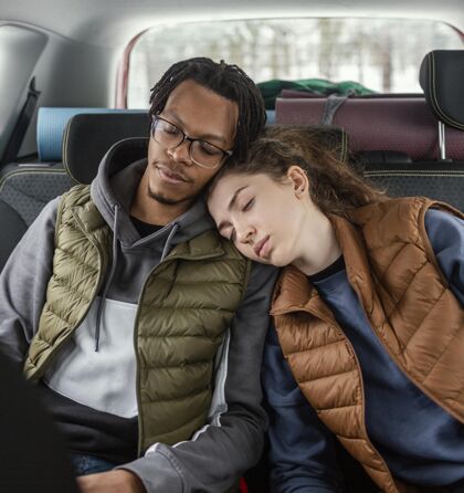汽车年轻夫妇开车旅行旅行旅游睡觉