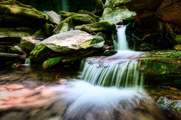 木大石流水的美丽镜头春天岩石美丽