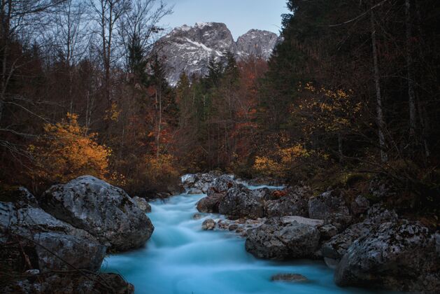 公园美丽的照片特里格拉夫国家公园 斯洛文尼亚在秋天秋天河流山