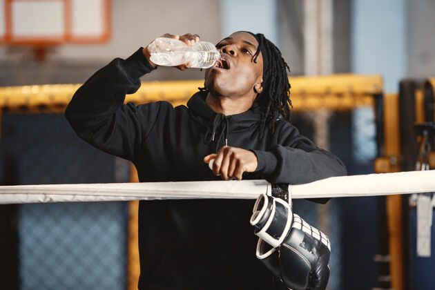 人运动型男子拳击拳击手在拳击场上的照片非裔美国人拿着一瓶水水美国人喝酒