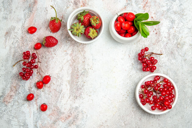 水果白色桌面上的红色水果和浆果新鲜的浆果红色水果甜点葡萄干食品