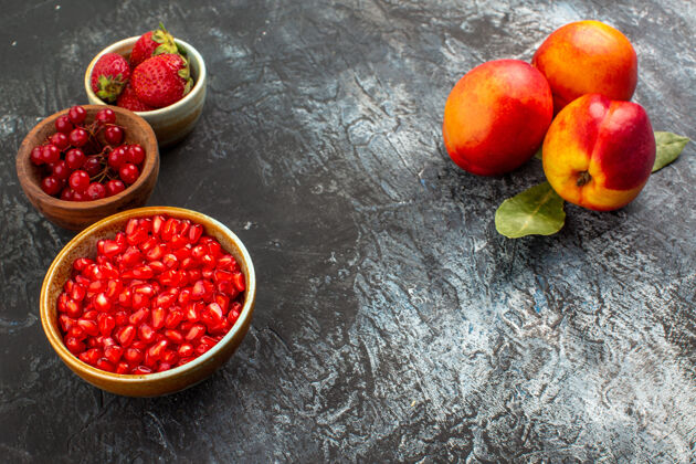 健康前视图新鲜桃子与红色水果上的光明黑暗表果园可食用水果食品正面