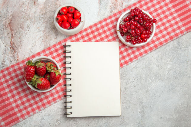 成熟顶视红色水果与浆果在白色桌上新鲜水果浆果记事本浆果记事本水果