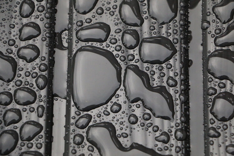 湿雨点落在窗户上天气水反射