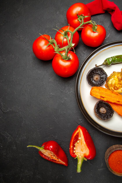 配料顶视图蔬菜红色桌布番茄香料胡椒盘烤蔬菜健康沙拉西红柿
