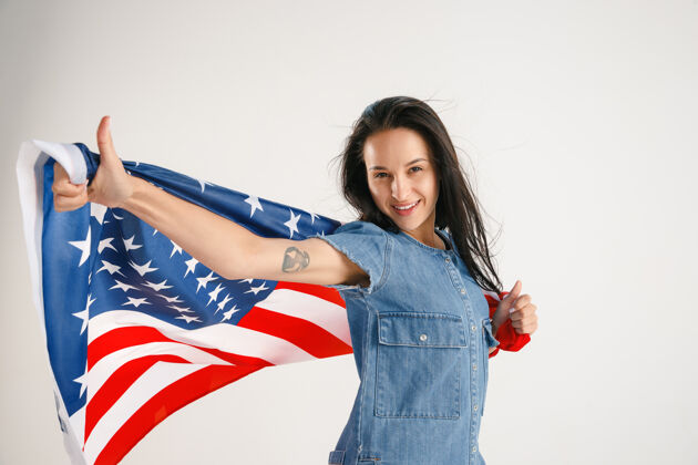 女性美国国旗的年轻女子白色五颜六色美国