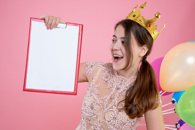裙子特写前视图可爱的聚会女孩与皇冠举行剪贴板头发粉色漂亮