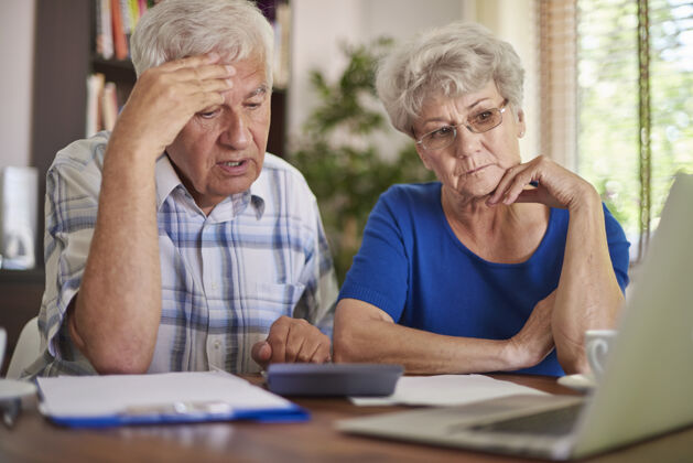 祖父财务问题是一个非常严重的问题家庭内部困难情侣