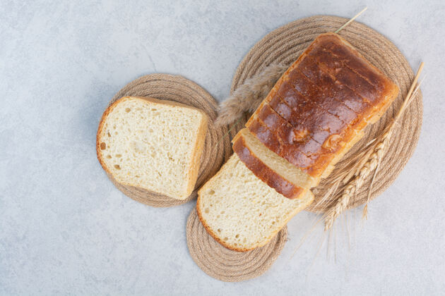 小麦在大理石表面放几片软面包健康美味营养