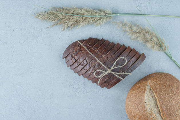 烹饪黑麦面包片和小麦在石头表面滚食物黑麦有机