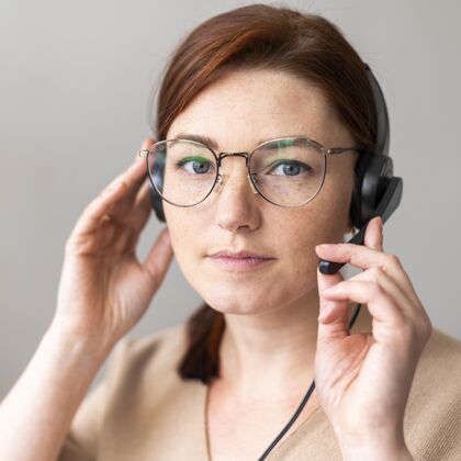 女性工作中的肖像女人有视频通话办公室技术耳机