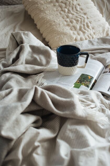 新鲜的早上在床上喝咖啡的美丽镜头-早晨懒惰的概念热的谷物清淡
