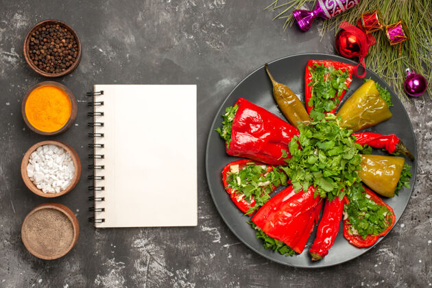 食物顶部特写查看盘子上的辣椒白色笔记本香料圣诞树玩具饮食圣诞节新鲜