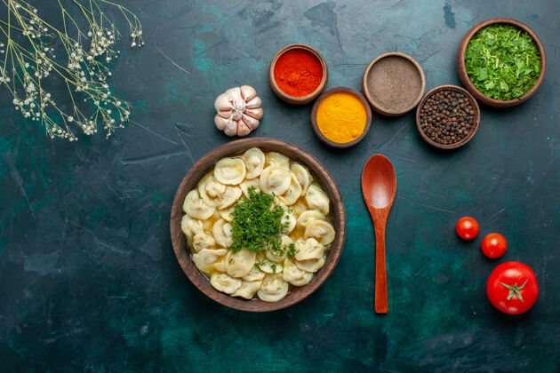 不同俯瞰美味的饺子汤 用青菜和不同的调味料在深色的面汤上做蔬菜面团的食物汤蔬菜用餐