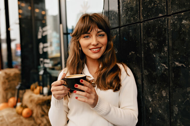 咨询迷人的微笑女人 棕色卷发 在外面喝咖啡微笑个人学习