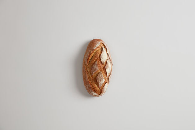 面包美味的手工制作营养农民面包在白色表面面包和食品的概念平放法国面包在发酵有机健康营养的概念天然农产品 农业面包配料烘焙