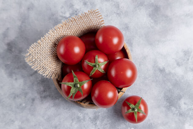 饮食一个装满新鲜多汁的红色西红柿的木碗放在石桌上高质量的照片美食生的健康