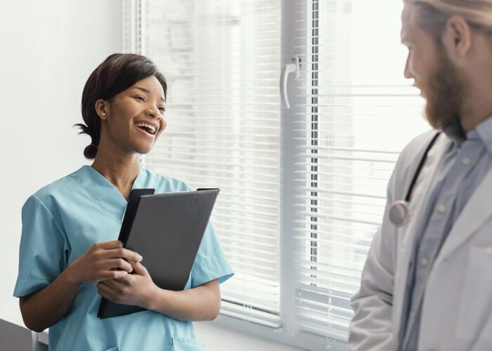 医疗保健近距离男女聊天女人职业工作