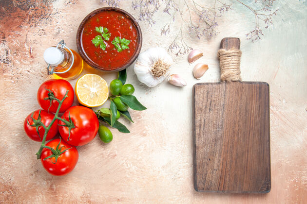健康顶视图酱油番茄与花梗柠檬酱大蒜切菜板瓶番茄午餐饮食