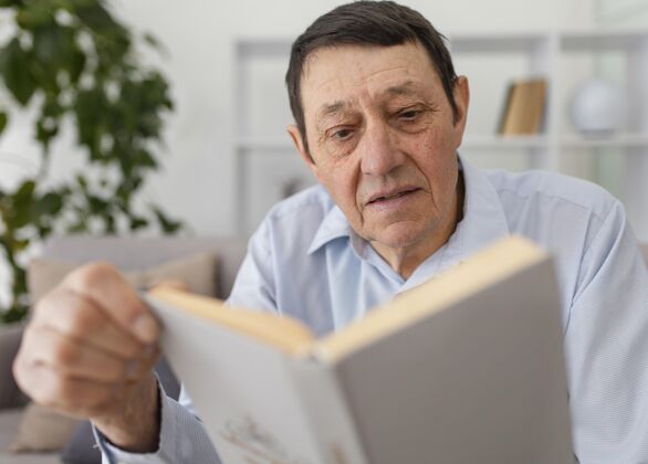 老年人中枪老头在看书尊重退休之家老年人