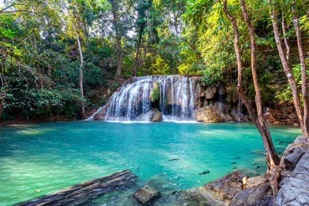 木泰国的Erawan瀑布美丽的瀑布 天然的翡翠池秋天流体清洁