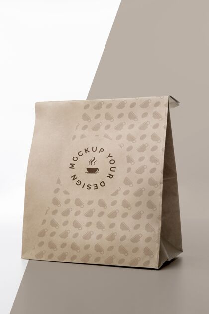咖啡模型塑料袋和咖啡模型放在桌子上模型标签模型纸袋