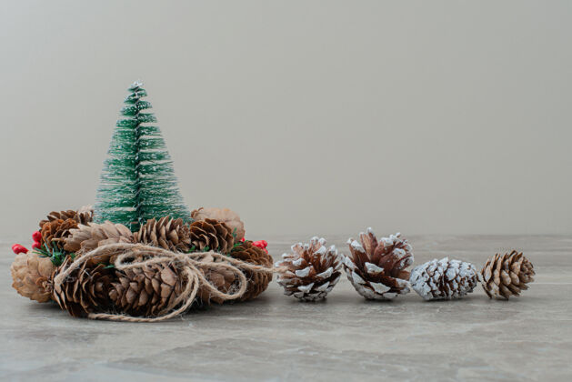 节日圣诞松树和大理石花环装饰品松树松果