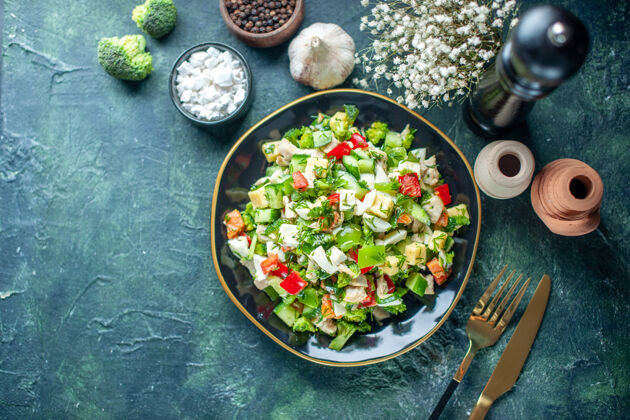 西红柿顶视图蔬菜沙拉由黄瓜芝士和深蓝色背景上的西红柿组成膳食健康饮食食物午餐菜肴颜色餐厅餐厅晚餐正餐