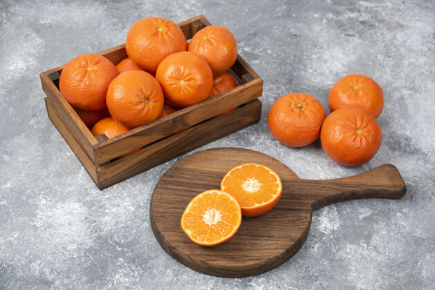柑橘石桌上放着一块木板 上面放着多汁的橙子片半热带味道