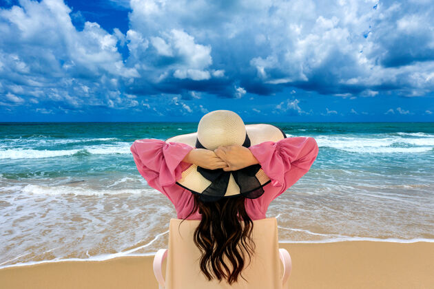 放松躺在沙滩躺椅上看海的女人女性海滩女人