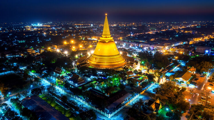 日落鸟瞰美丽的格洛登塔在晚上弗拉帕索姆切迪寺在纳洪帕索姆省 泰国弗拉空中佛教