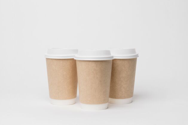 模型塑料杯和咖啡模型放在桌子上咖啡杯商标塑料杯