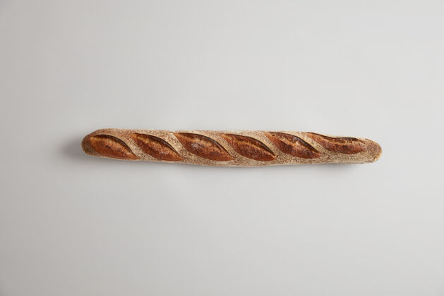 法式面包典型的法国面包长而薄的开胃法式面包 有完美的香味 酥脆的外壳 刚刚在面包房烘焙 通常由基本的瘦肉面团制成 可以切片或添加到您的菜肴中面包房的概念小麦脆面包房