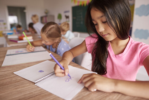 人群黑发女孩在教室里画画快乐笔记本专注