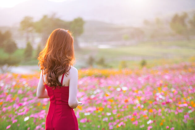 美丽年轻漂亮的女人 带着一朵宇宙之花和平自然气味