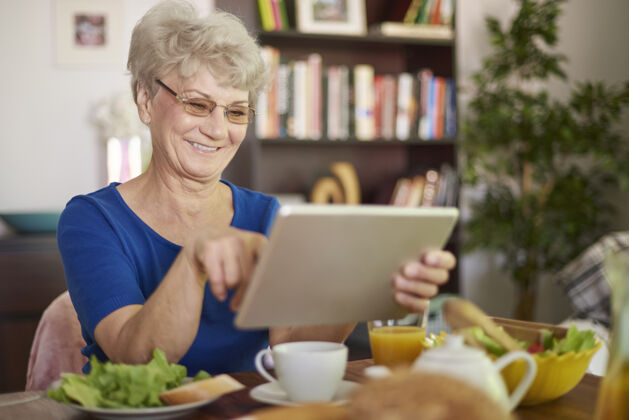 女性有空在网上找点东西阅读用餐成人