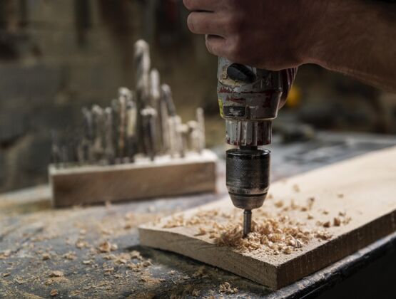 工匠带钻头的人在用木头干活工匠木工设备