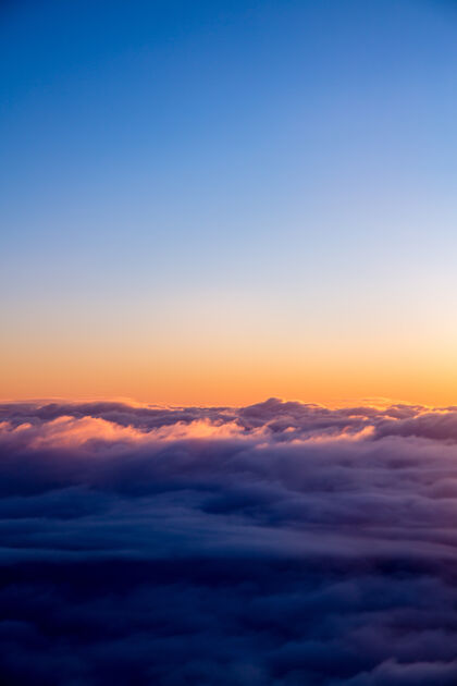 山脉蓝天下的白云自然日出黄昏