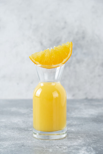 液体一杯果汁和一片橙子自然鸡尾酒切片