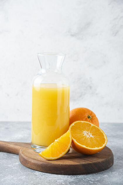圆形一杯果汁和一片橙子刷新冷味道