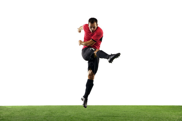 男子强大 在球场上空飞行年轻的足球运动员 足球运动员在行动运动员健康球